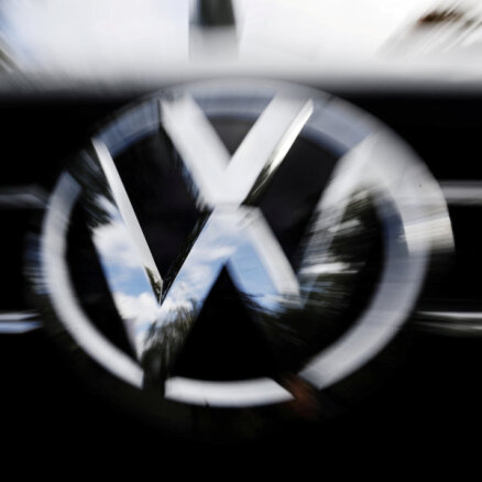 Bijušie VW vadītāji un apdrošinātāji maksās 288 miljonus eiro kompensācijās 'dīzeļgeitas' lietā