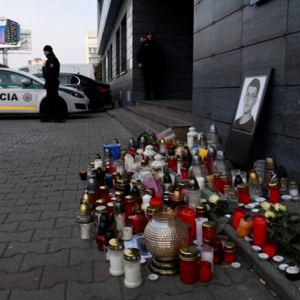 Publisko daļu no nogalinātā slovāku žurnālista materiāliem; pētītas valsts premjera iespējamās saites ar mafiju