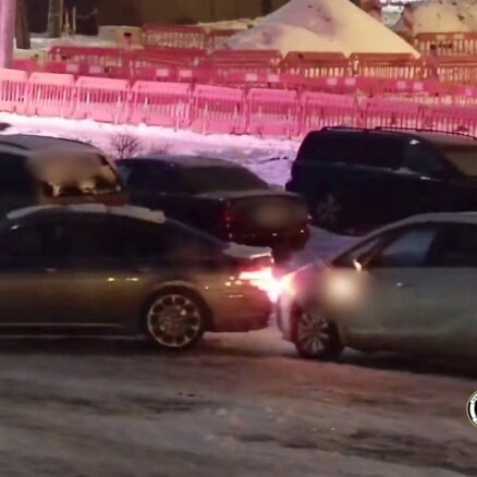 Video: Daugavpilī glauns BMW stāvvietā taranē citu auto un aizbrauc