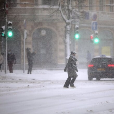 Oranžais un dzeltenais brīdinājums – Latvijā un Rīgā šonakt pamatīgi snigs (plkst. 19.25)