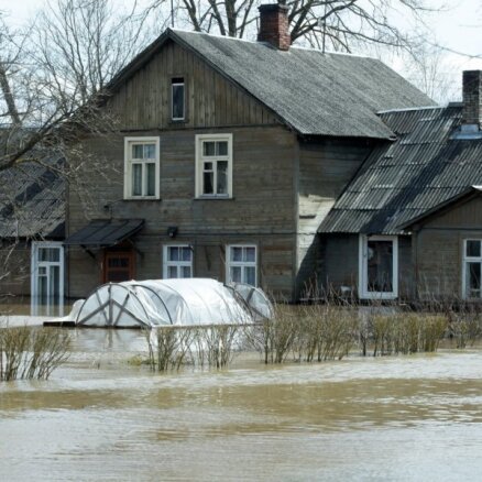 Māju viļņošanās pavasara plūdos: kas jāzina īpašniekiem, ja ēkas atrodas bīstamā vietā