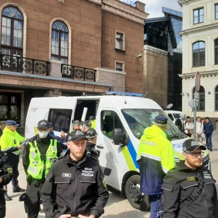 Полиция задержала семь человек, в том числе Татьяну Жданок. Европарламентарий уже отпущена