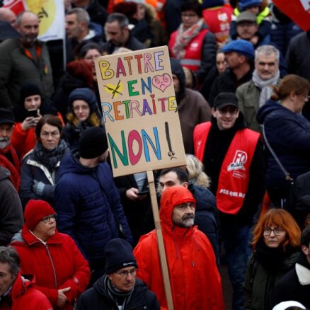 Francijas iedzīvotāji protestē pret pensijas vecuma palielināšanu