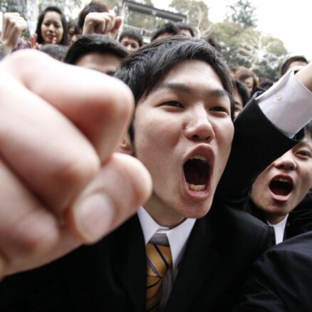 Япония: уволенным за отказ петь гимн учителям выплатят $4,5 млн