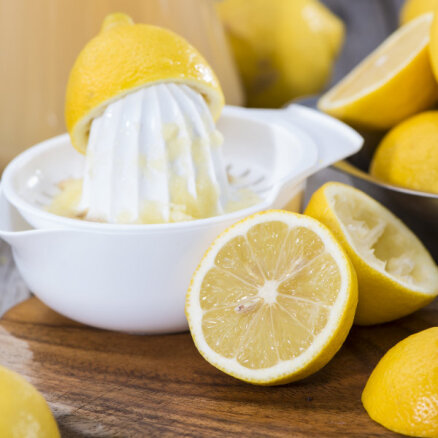 Kā no viena citrona izspiest trīs reizes vairāk sulas?