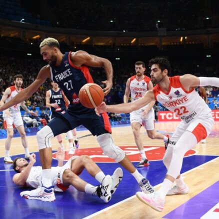 Francijas basketbolisti izglābjas no zaudējuma un pirmie iekļūst Eiropas čempionāta ceturtdaļfinālā