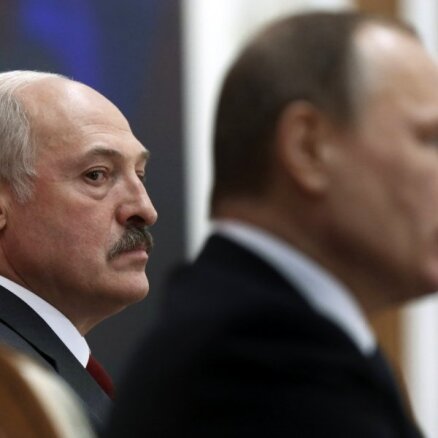 Лукашенко на Новый год подарил Путину сало и четыре мешка картошки