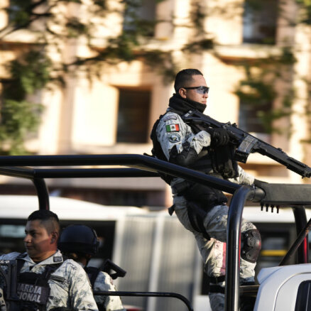 Meksikā pēc 'El Čapo' dēla arestēšanas izceļas vardarbīgas sadursmes