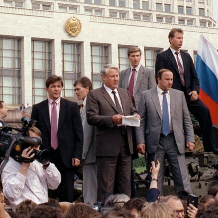 Семьям жертв путча в СССР 1991 года — ежемесячное обеспечение