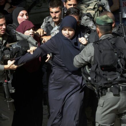 Izraēlas policija ieiet Austrumjeruzalemes Aksas mošejā