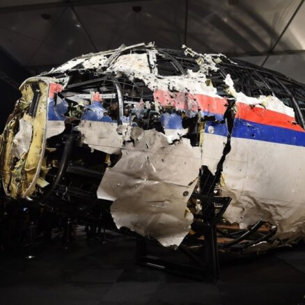 MH17 katastrofā bojāgājuša pusaudža ģimene vēršas pret Krievijas bankām
