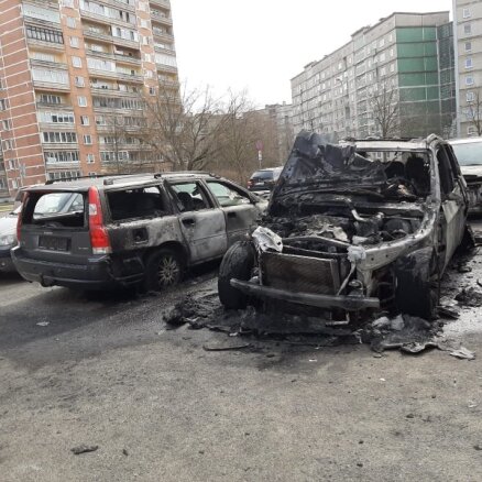 ФОТО: В Пурвциемсе ночью сгорел еще один BMW X5: полиция отрицает связь с убийством Беззубова