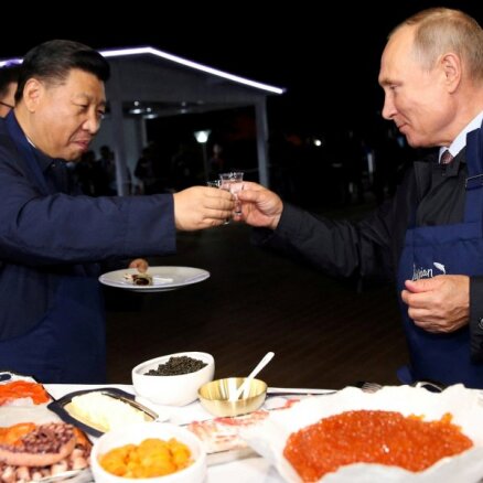Ķīnas līderis Sji nākamajā nedēļā Maskavā apraudzīšot Putinu, ziņo 'Reuters'