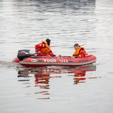 Glābēji no ūdenstilpes Raņķu pagastā izceļ mašīnu ar bojāgājušo