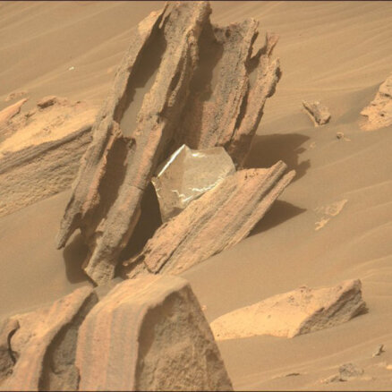 Kur cilvēku klātbūtne, tur gruži. Marsa rovers nofotografē spīdīgus atkritumus