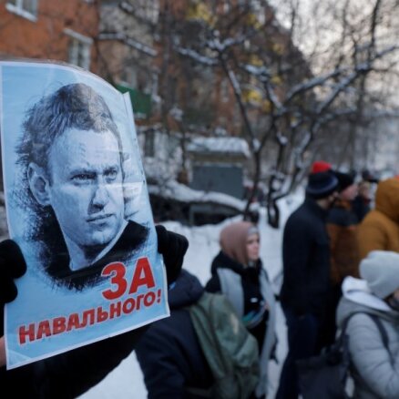 "Речь об уважении к нам самим". Что думают знаменитости об аресте Навального