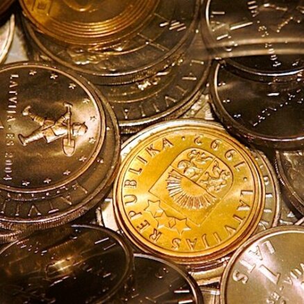 До сих пор на руках у жителей остается 815 тонн латовых монет
