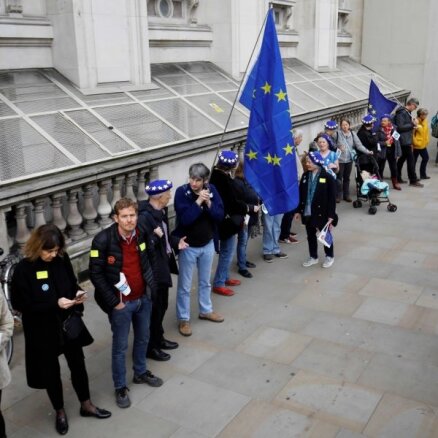 'Brexit' protestētāji izveido cilvēku ķēdi pie Lielbritānijas premjeres biroja