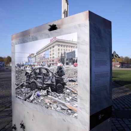 Foto: Uzvaras laukumā izvietota fotogrāfiju izstāde par karu Ukrainā