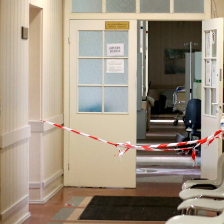 Latvijas slimnīcās stacionēto Covid-19 pacientu skaits samazinājies līdz 717