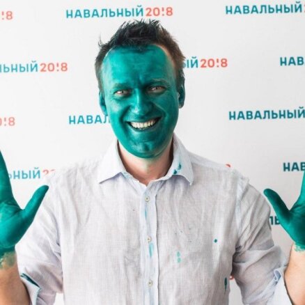 Навального облили зеленкой на открытии штаба в Барнауле