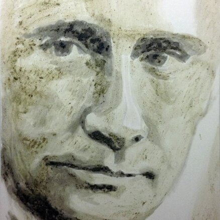 Foto: Latviešu mākslinieks no baloža kakām darina Putina portretu