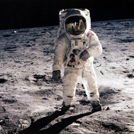 Нил Армстронг объяснил, почему так мало прошел по Луне