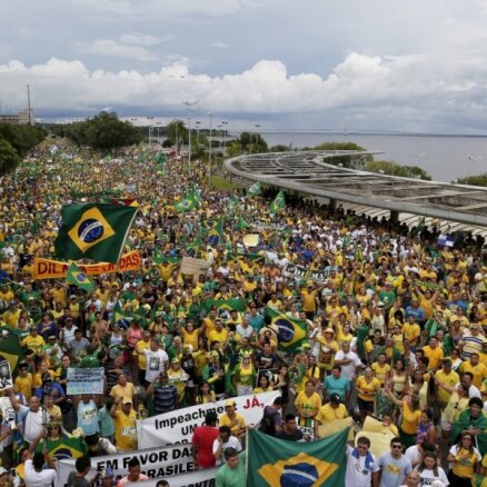 Brazīlijā trīs miljoni demonstrantu prasa prezidentes Rusefas atcelšanu no amata