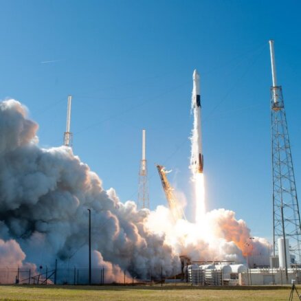 'SpaceX' paraksta līgumu par četru tūristu nosūtīšanu kosmosā