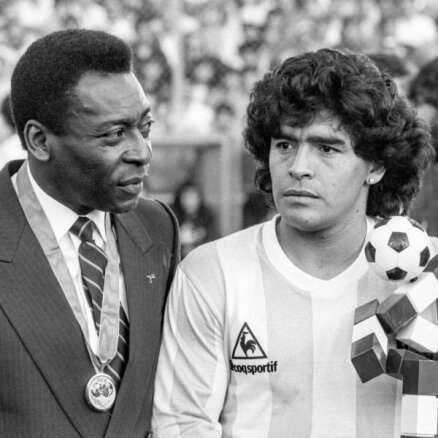 'Mēs vēl kopā uzspēlēsim futbolu. Debesīs' – Pele un citas leģendas piemin Maradonu