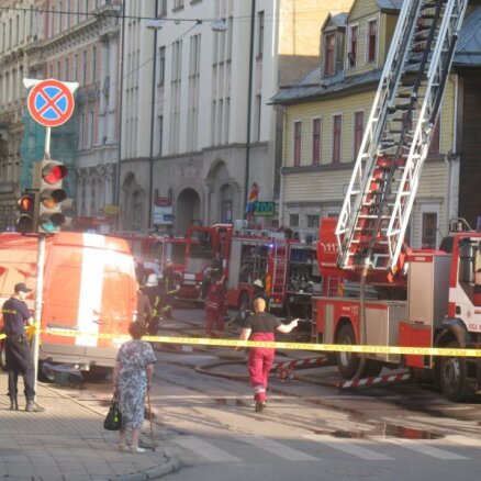 Pēc sprādziena dzīvoklī Rīgas centrā izcēlies ugunsgrēks; slēgta satiksme Lāčplēša ielā
