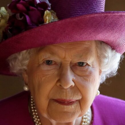 Lielbritānijā klusi atzīmē karalienes Elizabetes II 94. jubileju