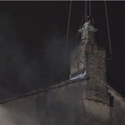 Ватикан: черный дым с крыши Сикстинской капеллы
