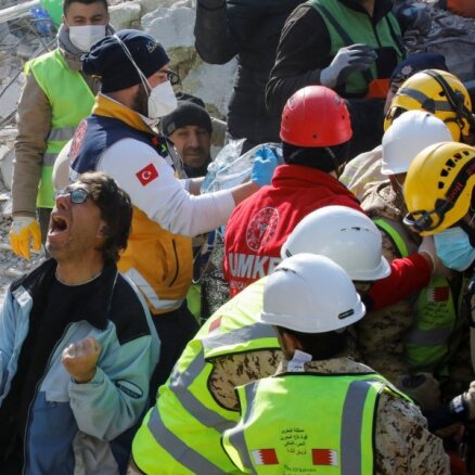 Nedēļu pēc zemestrīces gruvešos Turcijā izglābta sieviete; upuru skaits pārsniedz 37 500