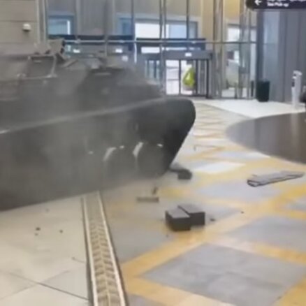 Video: Dubaijā caur lielveikala sienu 'izlido' tanks