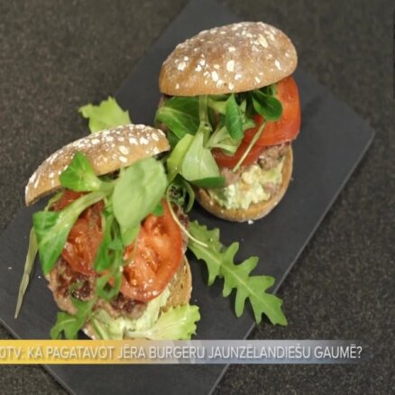 Video: Sātīgs jēra burgers jaunzēlandiešu gaumē – kā pagatavot