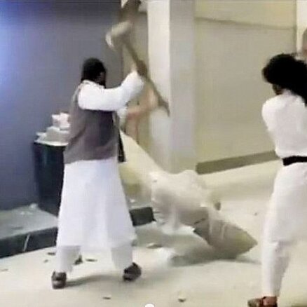 Video: Džihādisti ar āmuriem iznīcina tūkstošiem gadu senas skulptūras