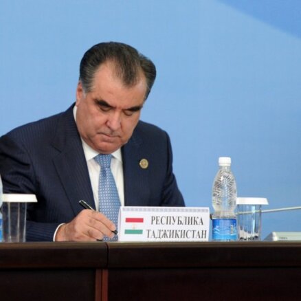 Izliekoties par prezidenta dēlu, tadžiku padsmitnieks izkrāpis tūkstošus