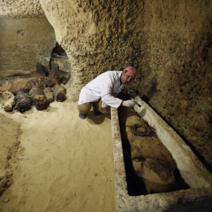 Ēģiptē atrastas kapenes ar 50 mūmijām