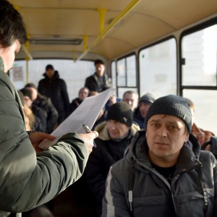 Doņeckas un Luhanskas vīriešus mobilizē piespiedu kārtā, stāsta iedzīvotāji