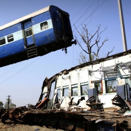 Foto: Vilciens uz Vārānasī noskrien no sliedēm; vismaz 31 upuris