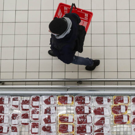 Raidījums: Vairāki lielveikali pārorientējušies uz darbu 'sarkanajā' režīmā