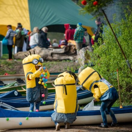 Foto: Krāšņā laivu karnevālā atklāj laivošanas sezonu Gaujā