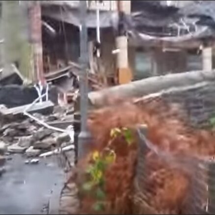 Video: Plūdu ūdeņi mutuļo zem sagrautas ēkas Lielbritānijā