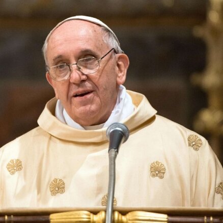 Папа Франциск омыл ноги малолетним преступникам (+фото)