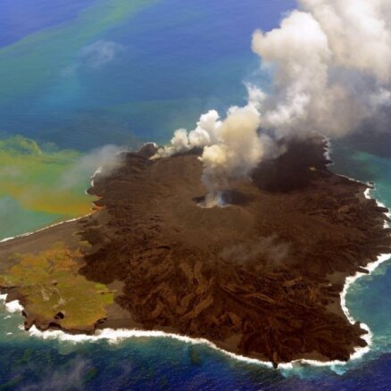 Foto: Vulkāna dēļ strauji aug Japānai piederoša Nišinošimas sala
