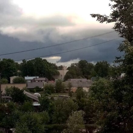 Foto: Debesīs pie Jēkabpils novēro tornado līdzīgu mākoni