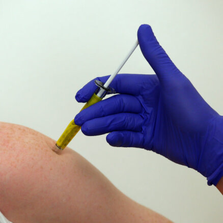 Бустерную вакцину от Covid-19 получили 23% жителей Латвии