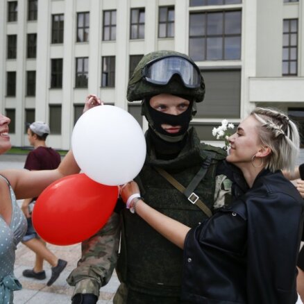 Protesti Baltkrievijā piektdien nav izdzenāti; drošībnieki nolaiž vairogus, Minskā svētku atmosfēra