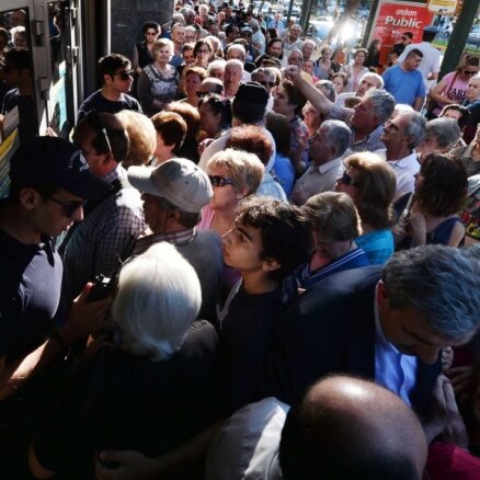 Foto: Grieķijas pensionāri drūzmējas pie īslaicīgi atvērto banku durvīm